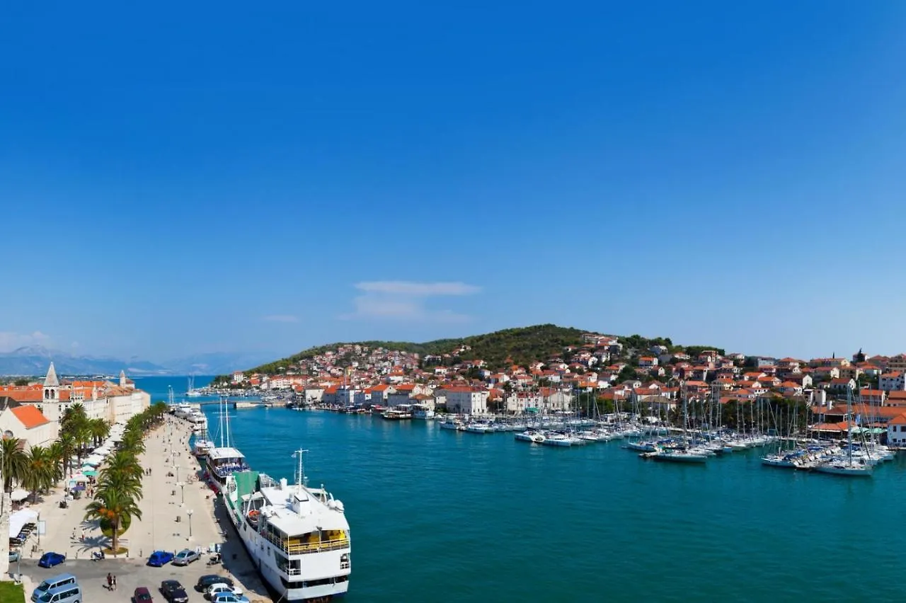 Apartment In Slatine With Terrace, Air Conditioning, Wifi, Washing Machine 0*,